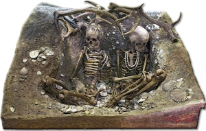 Das Grab von Téviec. Zwei Frauen der Kerugou-Kultur im Alter zwischen 25-35 Jahren, datiert auf 6740-5680 BC auf der nordwestfranzösischen Insel Île Téviec.