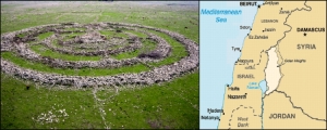 Rujm el-Hiri auf den Golan Höhen, wird als Gilgal Refaim (Rad der Riesen) bezeichnet mit einem Tumulus im Zentrum, Siedlungen in der Nähe werden auf 3000-2700 BC datiert.
